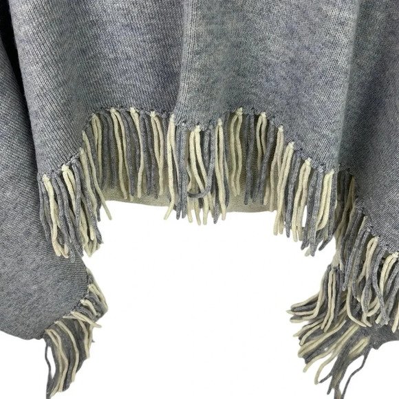 Claudia Nichole Women’s OS SuperWash Merino Wool Blend Two Color Tone Poncho - Picture 3 of 8